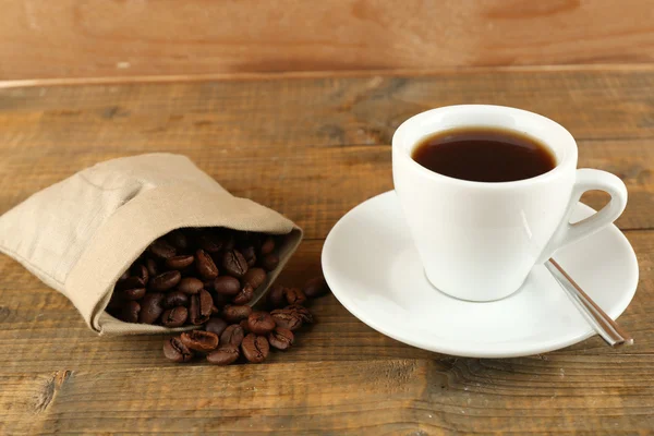 Filiżanka kawy z fasoli na rustykalne drewniane tła — Zdjęcie stockowe