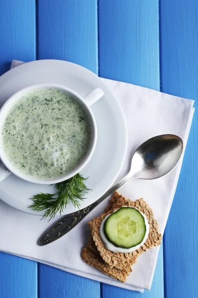 Gurkensuppe in Schüssel — Stockfoto