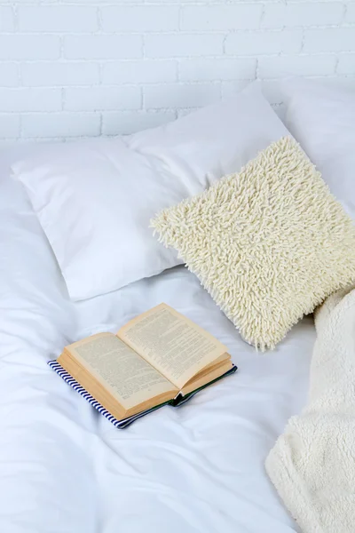 Книга на ліжку крупним планом — стокове фото