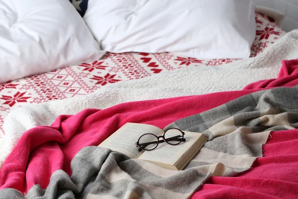 Buch und Brille im Bett in Großaufnahme — Stockfoto