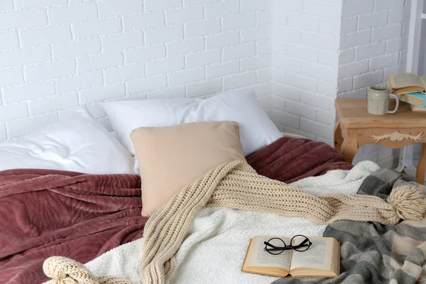 Libro y gafas en la cama de primer plano — Foto de Stock