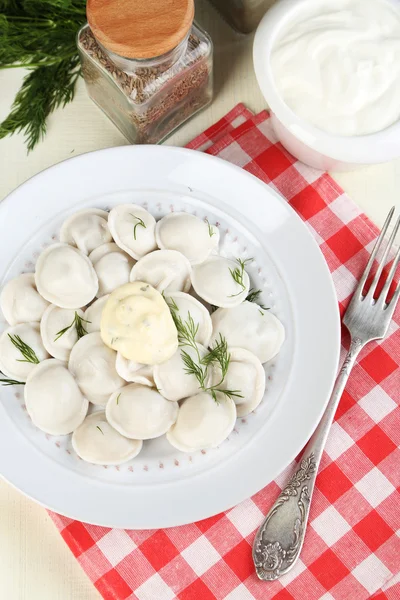 Meat dumplings with sauce on plate on table close-up — Stock Photo, Image