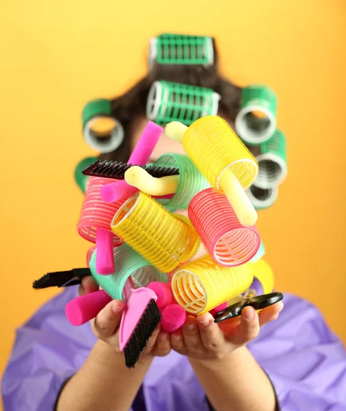 Menina em encrespadores de cabelo no fundo colorido — Fotografia de Stock