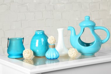 İç tablo üst ve beyaz tuğla duvar arka plan üzerinde dekoratif vazo ile