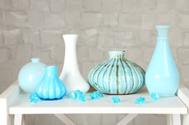 İç tablo üst ve beyaz tuğla duvar arka plan üzerinde dekoratif vazo ile