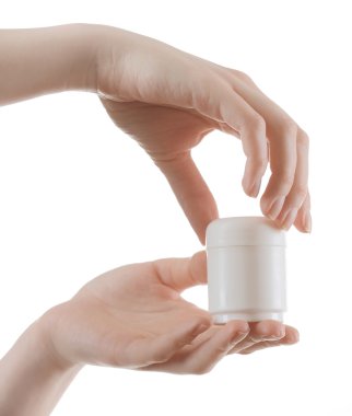 Eller üzerinde beyaz izole kozmetik şişe ile