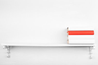 Arka plan beyaz boş kitap kitaplık üzerinde kırmızı bir duvar