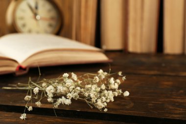 Ahşap arka plan üzerinde kurutulmuş çiçeklerle kitaplar