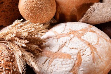 Tablo yakın çekim farklı ekmek