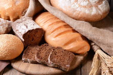 Tablo yakın çekim farklı ekmek