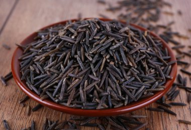 Siyah pirinç ahşap arka plan üzerinde plaka üzerinde