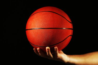 Basketbol oyuncu topu, koyu arka plan üzerinde