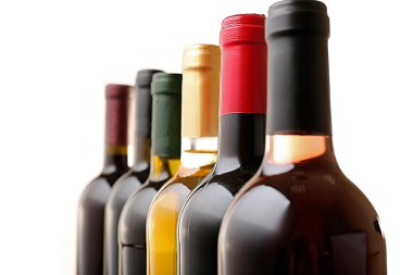 şarap şişeleri üzerinde beyaz izole satırda