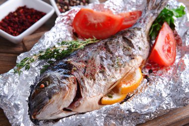 lezzetli Fırında Balık folyo üzerinde tablo yakın çekim