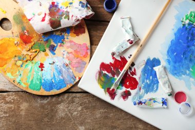 Profesyonel sanat malzemeleri ahşap arka plan üzerinde