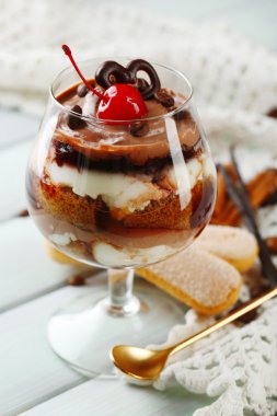 Cam, ahşap arka plan üzerinde leziz tiramisu tatlısı