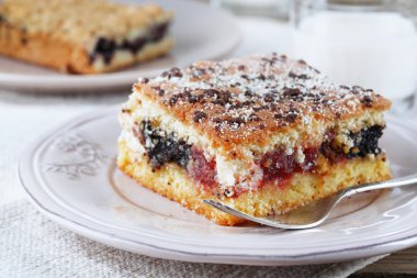 Reçel ve bir bardak süt ile ev yapımı börek