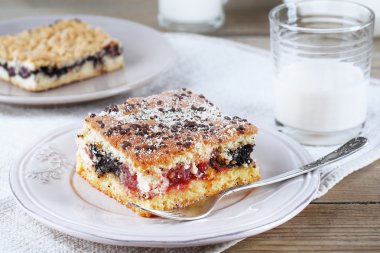 Reçel ve bir bardak süt peçete ve ahşap arka plan ile ev yapımı börek