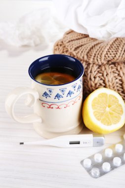 Soğuk algınlığı, hap ve mendiller tablo yakın çekim üzerinde sıcak çay