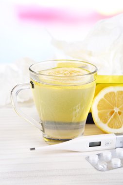 Soğuk algınlığı, hap ve mendiller tablo yakın çekim üzerinde sıcak çay