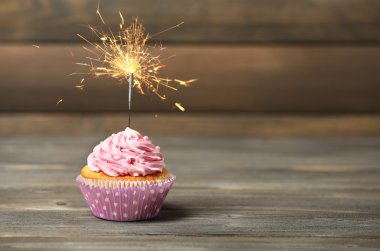 Cupcake maytap ahşap arka plan üzerinde tablo ile