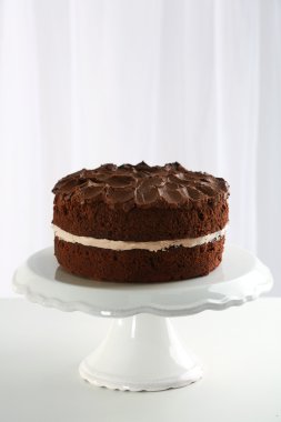 Açık renkli tablo üzerinde lezzetli çikolatalı kek