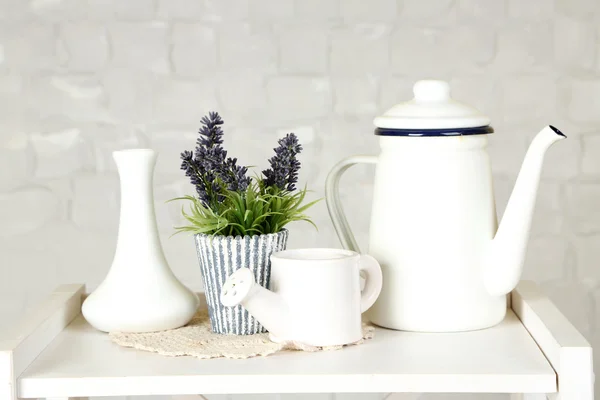 Interno con vasi decorativi e pianta sul piano del tavolo e sfondo muro di mattoni bianchi — Foto Stock