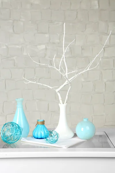 Belső díszítő vázák, a táblázat tetején és fehér téglafal háttér — Stock Fotó