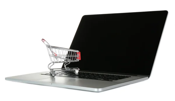 Laptop com carrinho de compras pequeno isolado no fundo branco — Fotografia de Stock