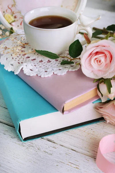 Thé avec livres et fleurs — Photo