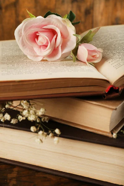 Livros com flores sobre fundo de madeira — Fotografia de Stock