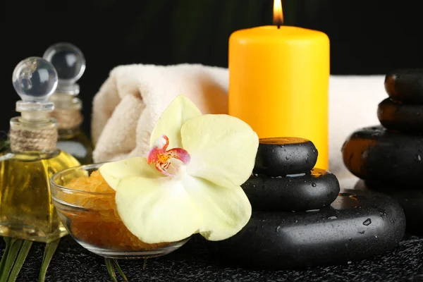 Prachtige spa samenstelling met kaars en orchid op donkere achtergrond — Stockfoto