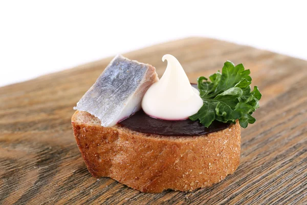 甜菜对黑麦面包上木制背景板青鱼 — 图库照片