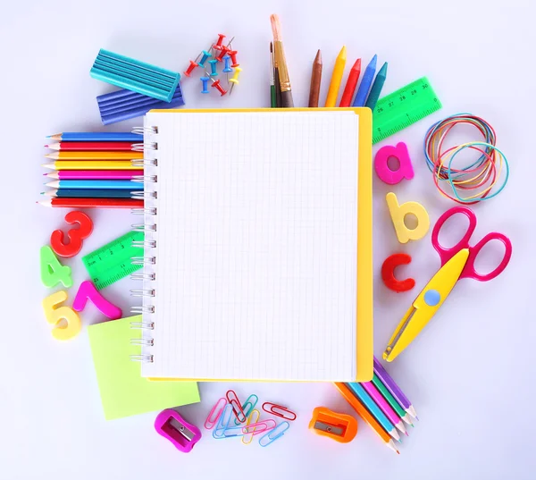 Fournitures scolaires isolées sur blanc — Photo