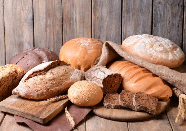 Pane diverso sul tavolo su sfondo di legno — Foto Stock