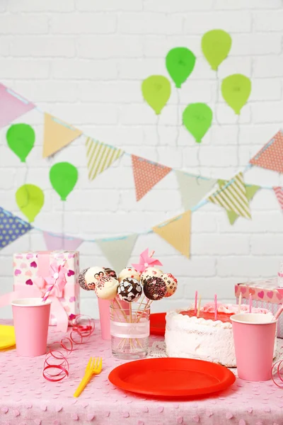 Mesa de cumpleaños preparada para fiesta de niños —  Fotos de Stock