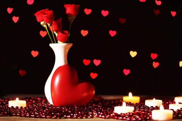 Романтический подарок со свечами на фоне огней, концепция любви — стоковое фото