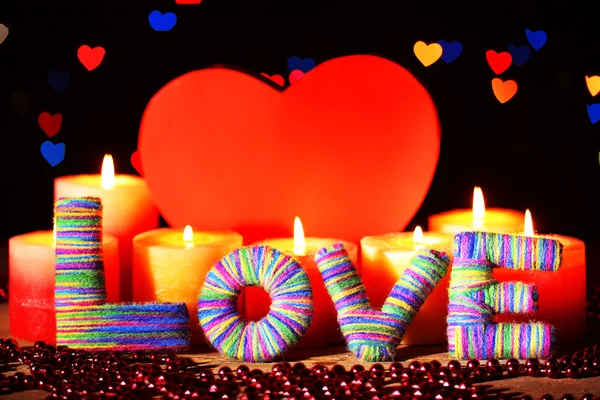 Regalo romantico con candele su sfondo luci, concetto di amore — Foto Stock