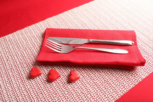 Накрытие праздничного стола на День Святого Валентина — стоковое фото