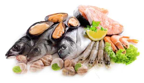 Peixes frescos e outros frutos do mar isolados a branco — Fotografia de Stock