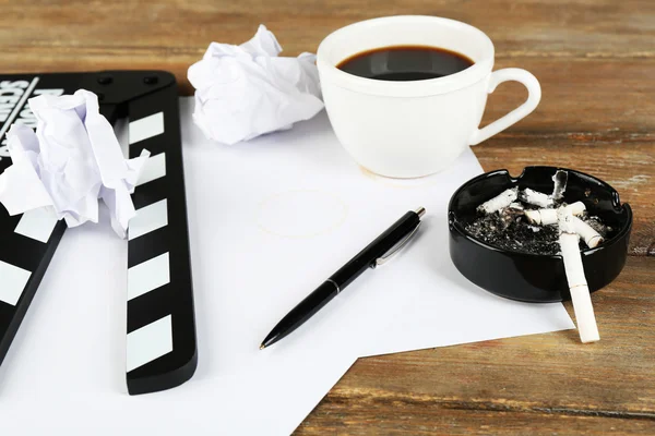 一杯のコーヒーとタバコの吸殻を灰皿に映画クラッパー — ストック写真