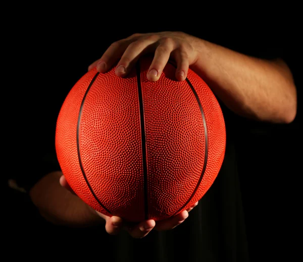 Jogador de basquete segurando bola, no fundo escuro — Fotografia de Stock