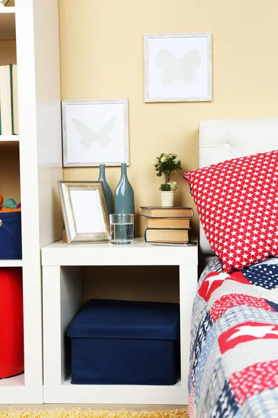 Moderno interior colorido dormitorio con cama y mesita de noche, con detalles de diseño en fondo de pared de luz —  Fotos de Stock