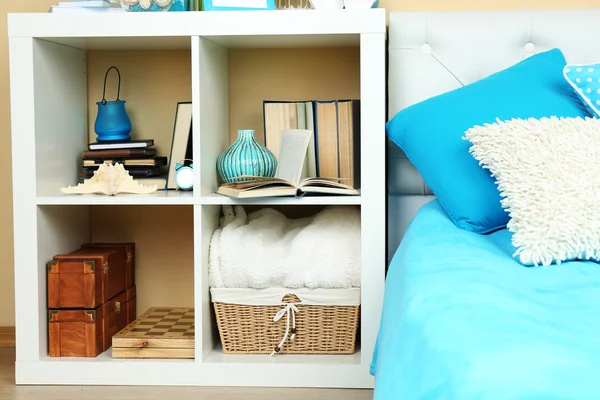 Moderno interior colorido dormitorio con cama y mesita de noche, con detalles de diseño en fondo de pared de luz —  Fotos de Stock