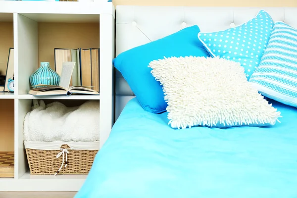 Interior de quarto colorido moderno com cama e mesa de cabeceira, com detalhes de design no fundo da parede de luz — Fotografia de Stock