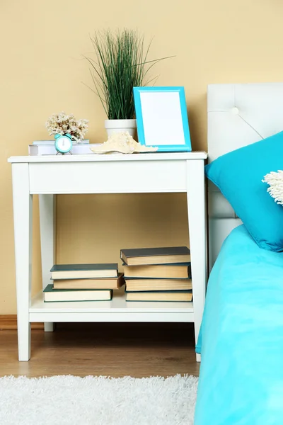 Moderna färgglada sovrum inredning med säng och Nattduksbord, med designdetaljer på ljus vägg bakgrund — Stockfoto