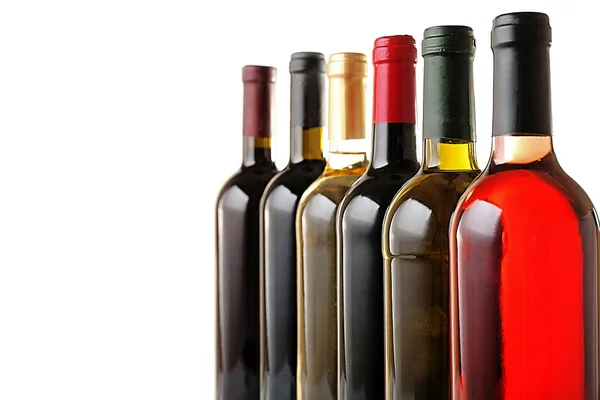 Garrafas de vinho em fileira isoladas em branco — Fotografia de Stock