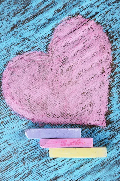 Heart drawn of chalks on wooden background close-up — Stock Photo, Image