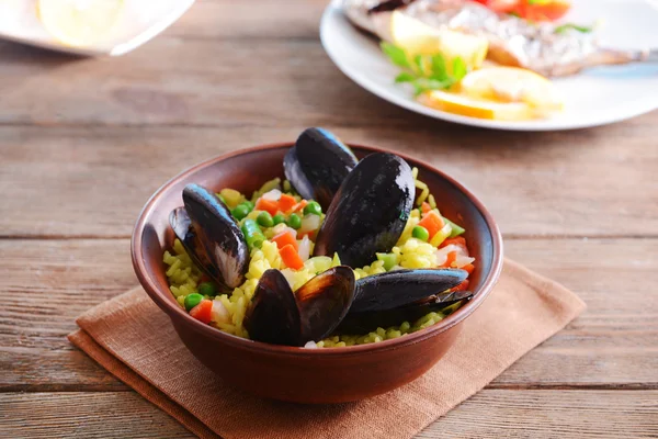 Vis Paella op plaat op tabel close-up — Stockfoto