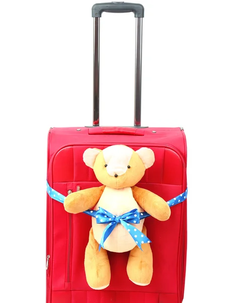 Valise rouge avec jouet ours en peluche isolé sur blanc — Photo